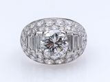une bague en diamant et en or blanc sertie de diamants taille baguette