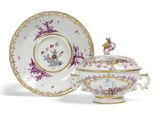 une image représentant un bol et une soucoupe en porcelaine ornés d'un oiseau