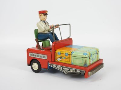 une figurine représentant un homme au volant d'un camion miniature transportant des bagages
