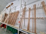 beaucoup de bâtonnets en bois sur les étagères de la pièce
