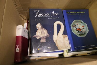 deux livres dans une boîte, dont l'un représente un cygne et l'autre un vase