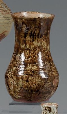 trois vases posés sur une table en verre