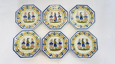 six assiettes bleues et blanches sur lesquelles figurent un homme et une femme