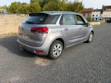 une voiture argentée garée sur le bord de la route