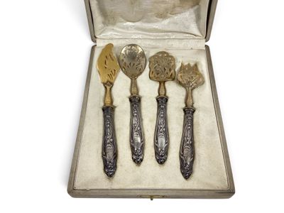 trois cuillères et une fourchette dans un étui en argent