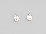 une paire de boucles d'oreilles en diamant sur fond blanc