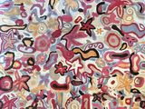 une photo d'un tapis coloré orné de nombreux motifs
