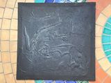 une peinture représentant un dragon sur un carrelage