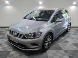 La Volkswagen B-Cross est garée sur un sol à damier