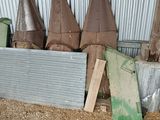 une vache qui se tient dans la boue près d'un bâtiment