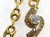 gros plan d'une paire de boucles d'oreilles sur une surface blanche