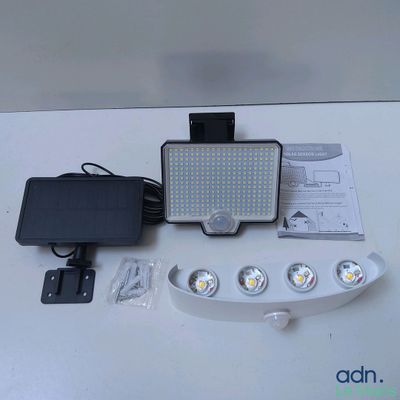 une photo d'une lampe posée sur une table