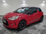 Une Citroën rouge est garée dans une grande pièce