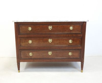 une commode ancienne avec dessus en marbre