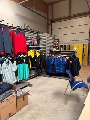 une photo d'une boutique de vêtements où sont exposés de nombreux vêtements