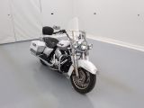 un motocycle garé à l'intérieur d'un bâtiment