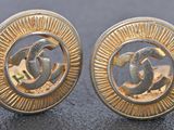 deux paires de boucles d'oreilles dorées au motif circulaire