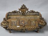 une image représentant un banc plaqué or sur lequel se trouve une horloge