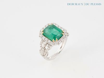 une bague en émeraude et diamant