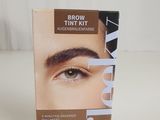 une boîte de teinture pour sourcils posée sur une table, sur fond blanc