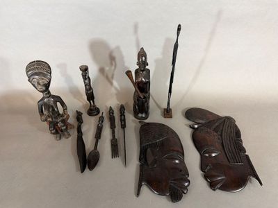 un grand nombre d'objets posés sur une table