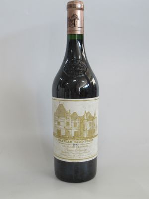 une bouteille de vin posée sur une table