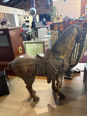 une statue de cheval posée sur une table