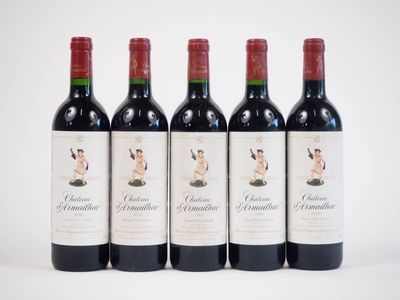 quatre bouteilles de vin rouge sont alignées sur une surface blanche