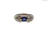 Gros plan sur une bague contenant une pierre bleue