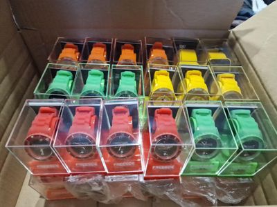 une boîte contenant un assortiment de montres de différentes couleurs