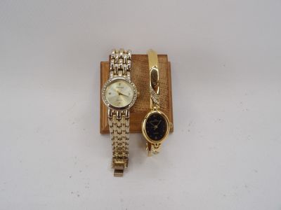 Lot de 2 montres bracelets en métal doré et strass.