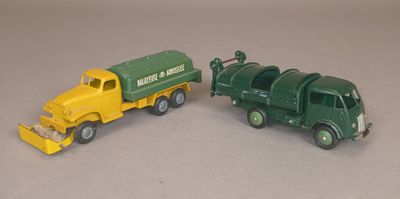 deux camions miniatures posés côte à côte sur une table