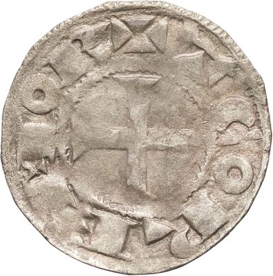 Gros plan sur une pièce de monnaie portant une croix