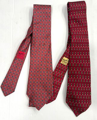 HERMÈS Deux cravates en soie dont : - 1 cravate à motifs - 1… - Photo 1
