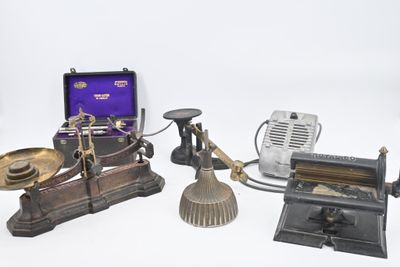 tout un tas d'objets de toutes sortes sur la table