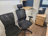 deux chaises de bureau et un bureau dans une petite pièce