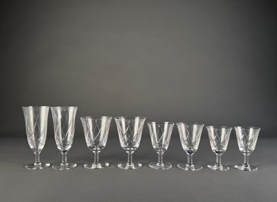 six verres à vin sont alignés sur une table