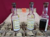trois bouteilles d'alcool posées sur une table en bois