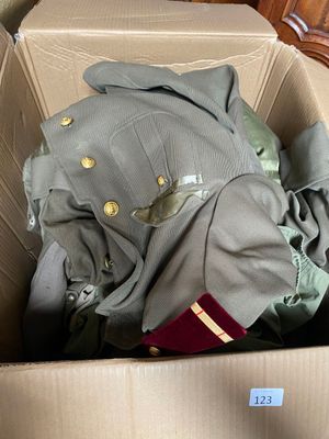 une boîte en carton remplie de vêtements et d'une veste