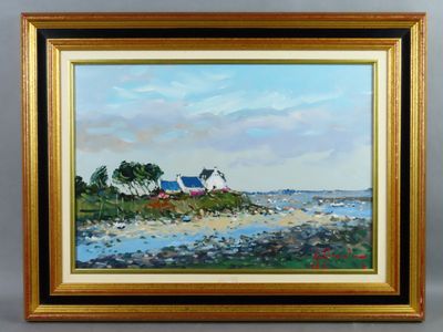 une peinture à l'huile représentant une maison au bord de l'eau, avec un bateau en arrière-plan