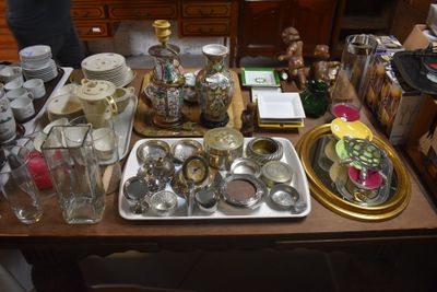 une table sur laquelle se trouvent de nombreux objets en argent