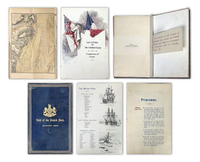 plusieurs vieux livres posés les uns sur les autres sur une table