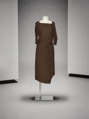 une photo d'une robe posée sur un mannequin dans une pièce