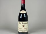 une bouteille de vin rouge posée sur une table