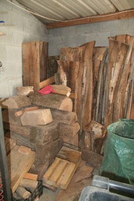 un tas de bois au milieu d'une pièce