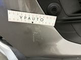 a sticker on the front of a car that says vauto