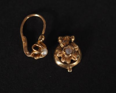 une paire de boucles d'oreilles en or ornées de perles