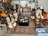 beaucoup de meubles dans une pièce où il y a déjà beaucoup de meubles