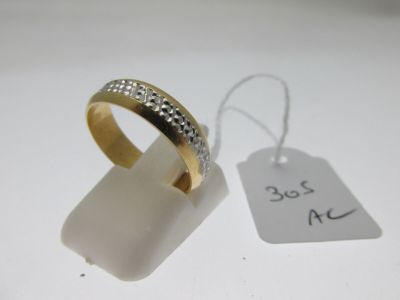 une bague en or sertie de diamants, à côté d'une étiquette de prix