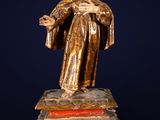 l'image d'une statue de femme tenant un livre